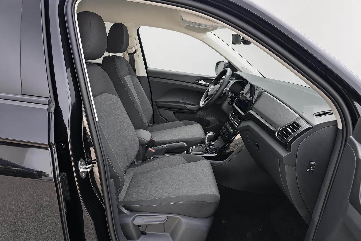 VW T-Cross Innenraum, Fahrersitz und Armaturenbrett Ansicht