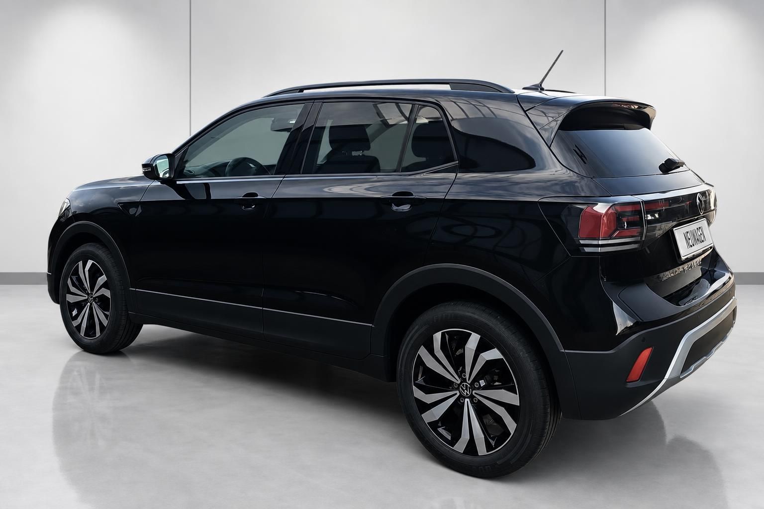 VW T-Cross schwarz Heckansicht seitlich Neuwagen