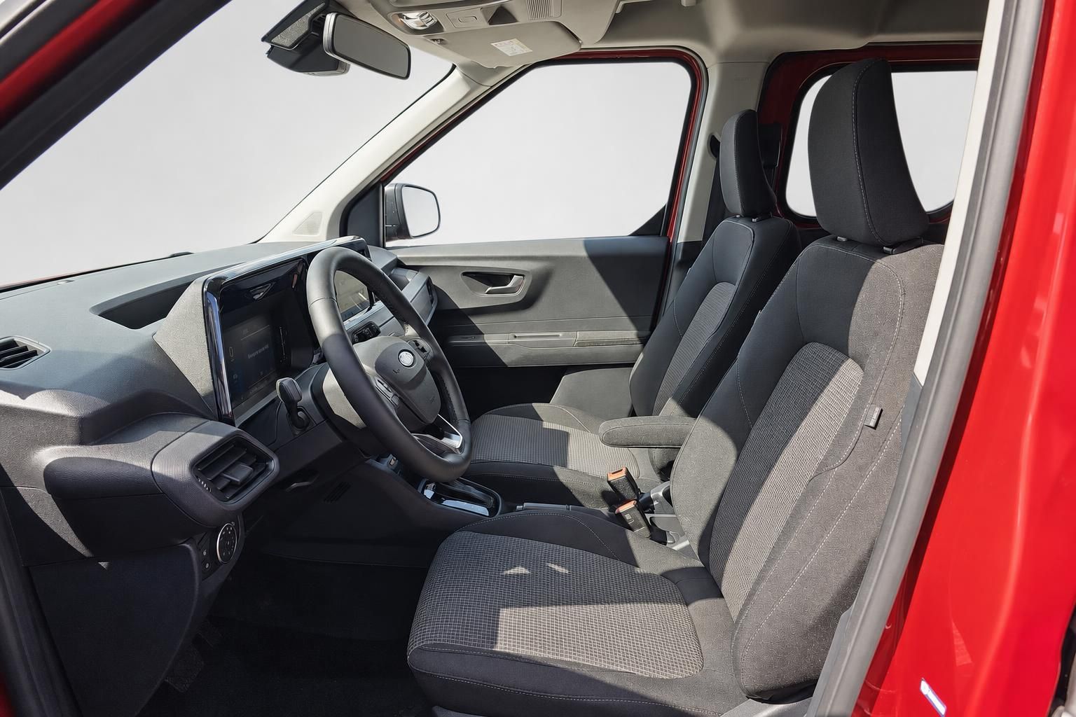 Vordersitze und Cockpit eines roten Kompaktvans mit Touchscreen