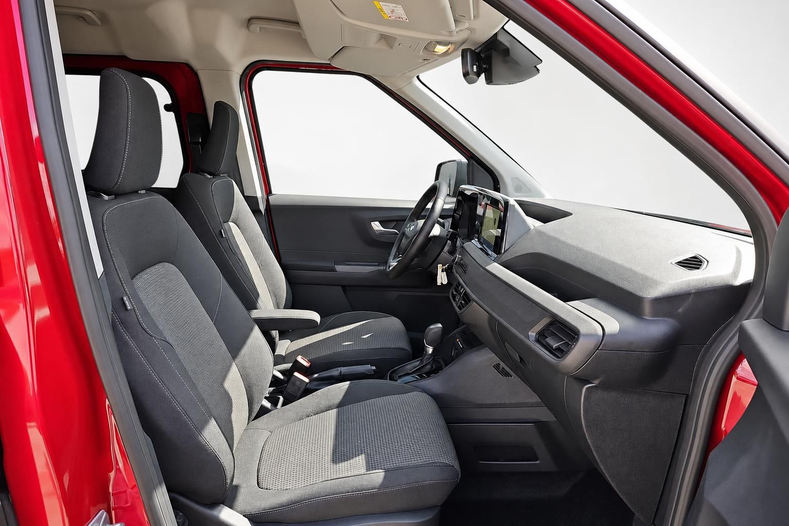 Innenraum des Ford Tourneo Custom mit Blick auf Vordersitze und Cockpit