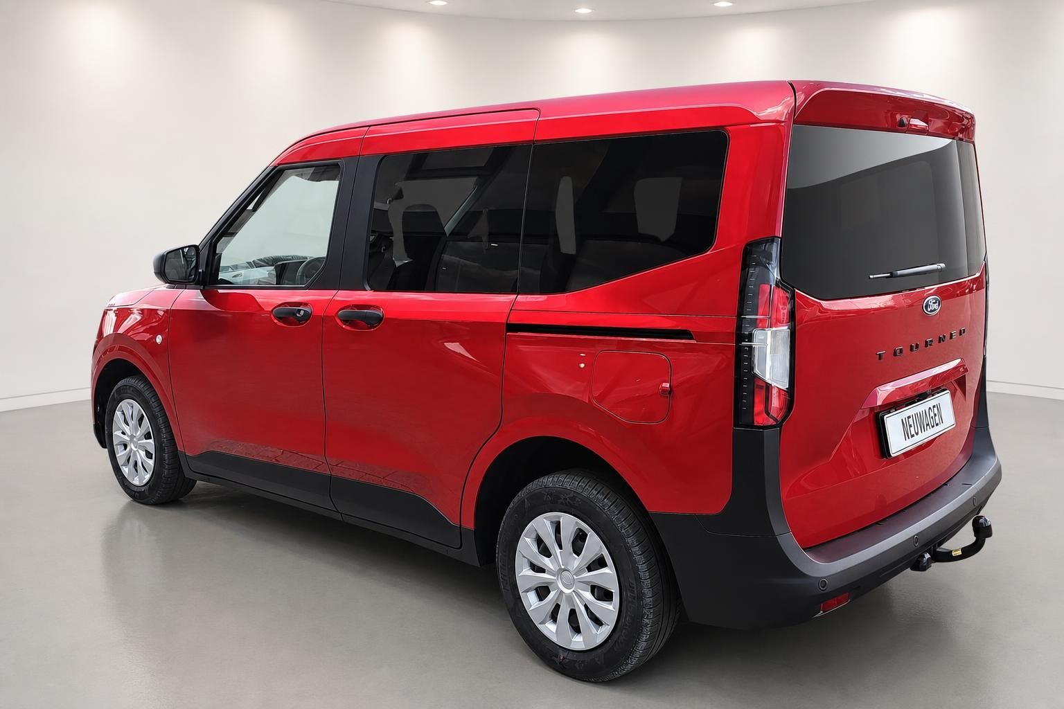 Ford Tourneo Courier rot, Heckansicht schräg von hinten