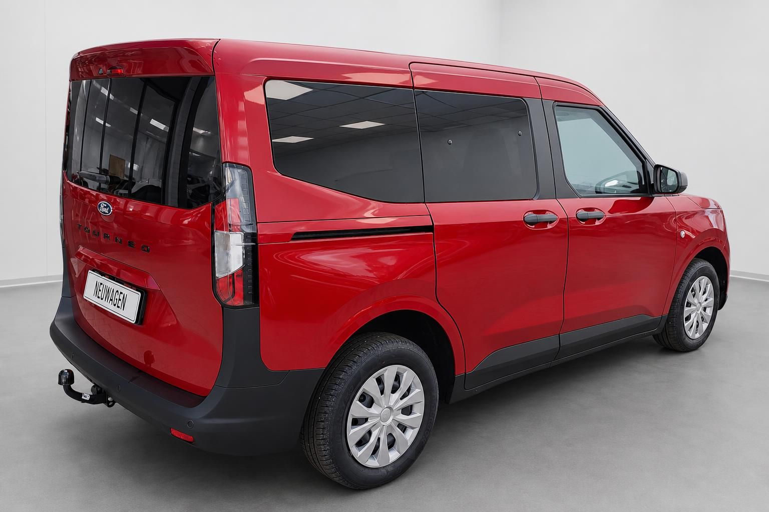 Ford Tourneo in Rot, Heckansicht mit Anhaengerkupplung im Studio