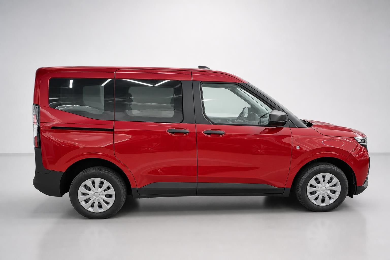 Ford Tourneo Custom in Rot, Seitenansicht im Fotostudio