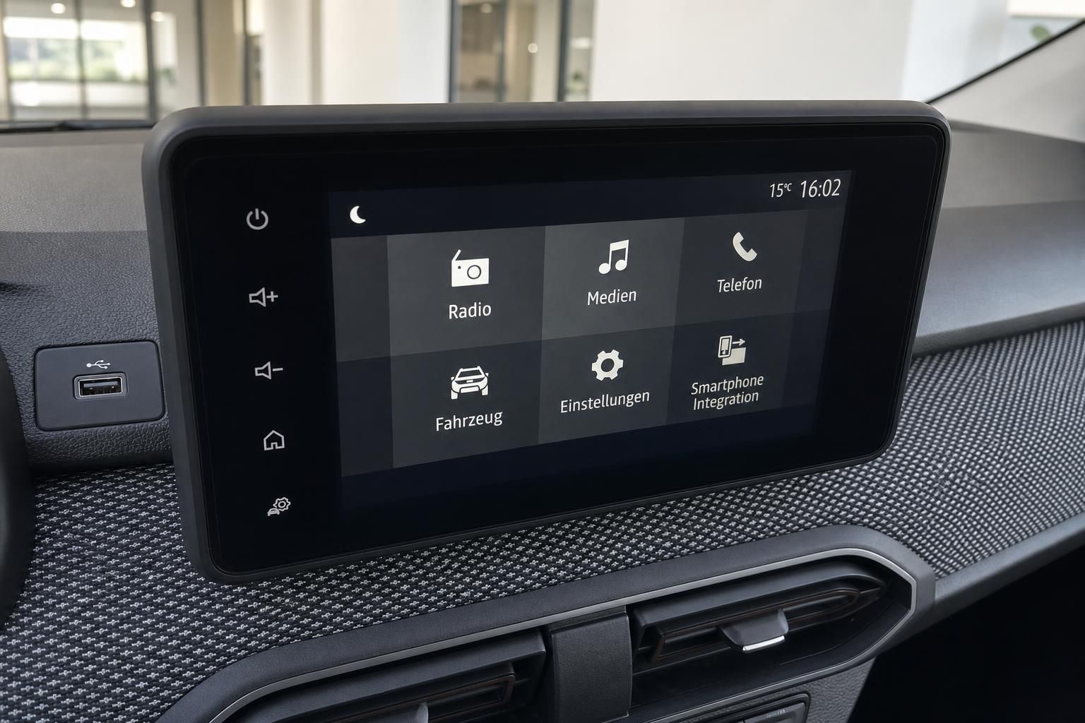 Dacia Touchscreen-Display mit Hauptmenü und Fahrzeugfunktionen im modernen Armaturenbrett