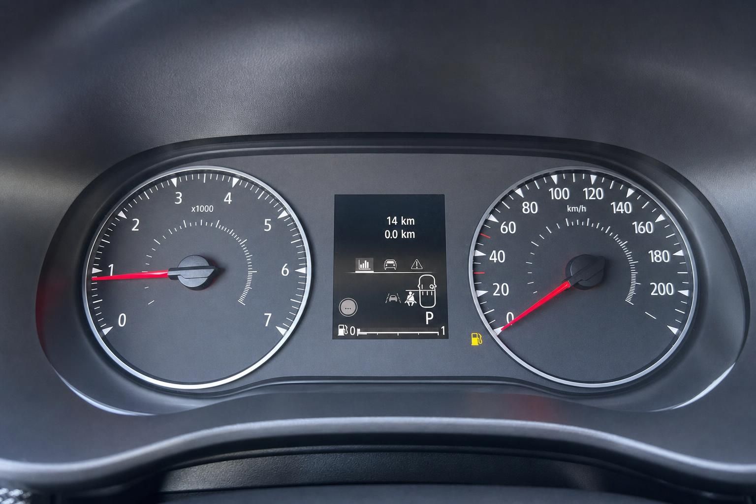 Dacia Kombiinstrument mit Tachometer, Drehzahlmesser und digitalem Display im Fahrzeug-Cockpit
