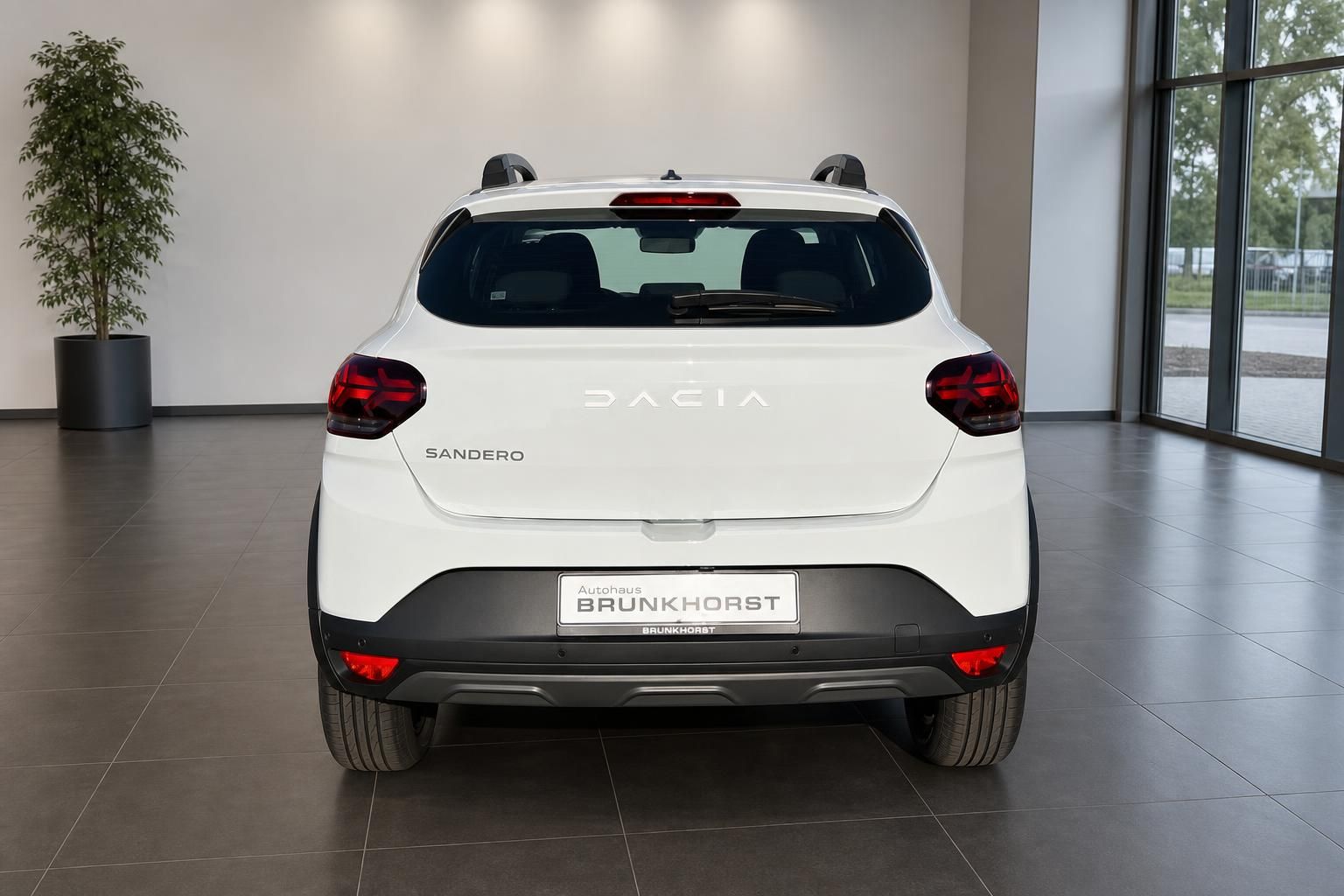 Dacia Sandero Stepway weiß SUV Crossover Heckansicht Autohaus Showroom