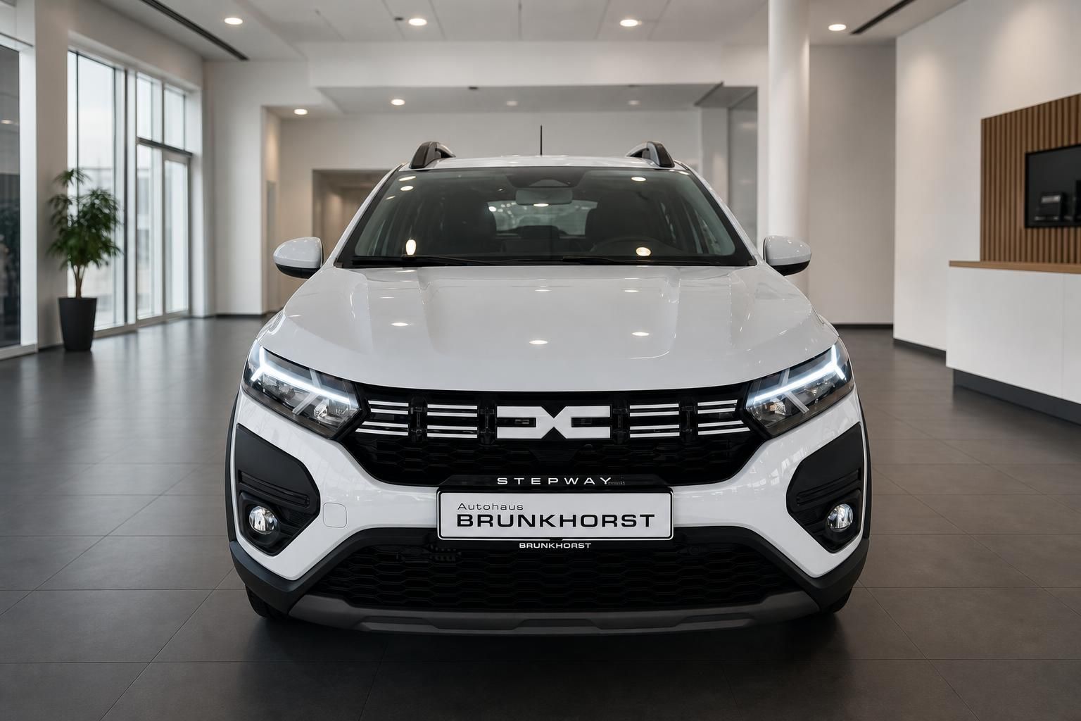Dacia Sandero Stepway weiß SUV Crossover Frontansicht Autohaus Showroom DC Logo
