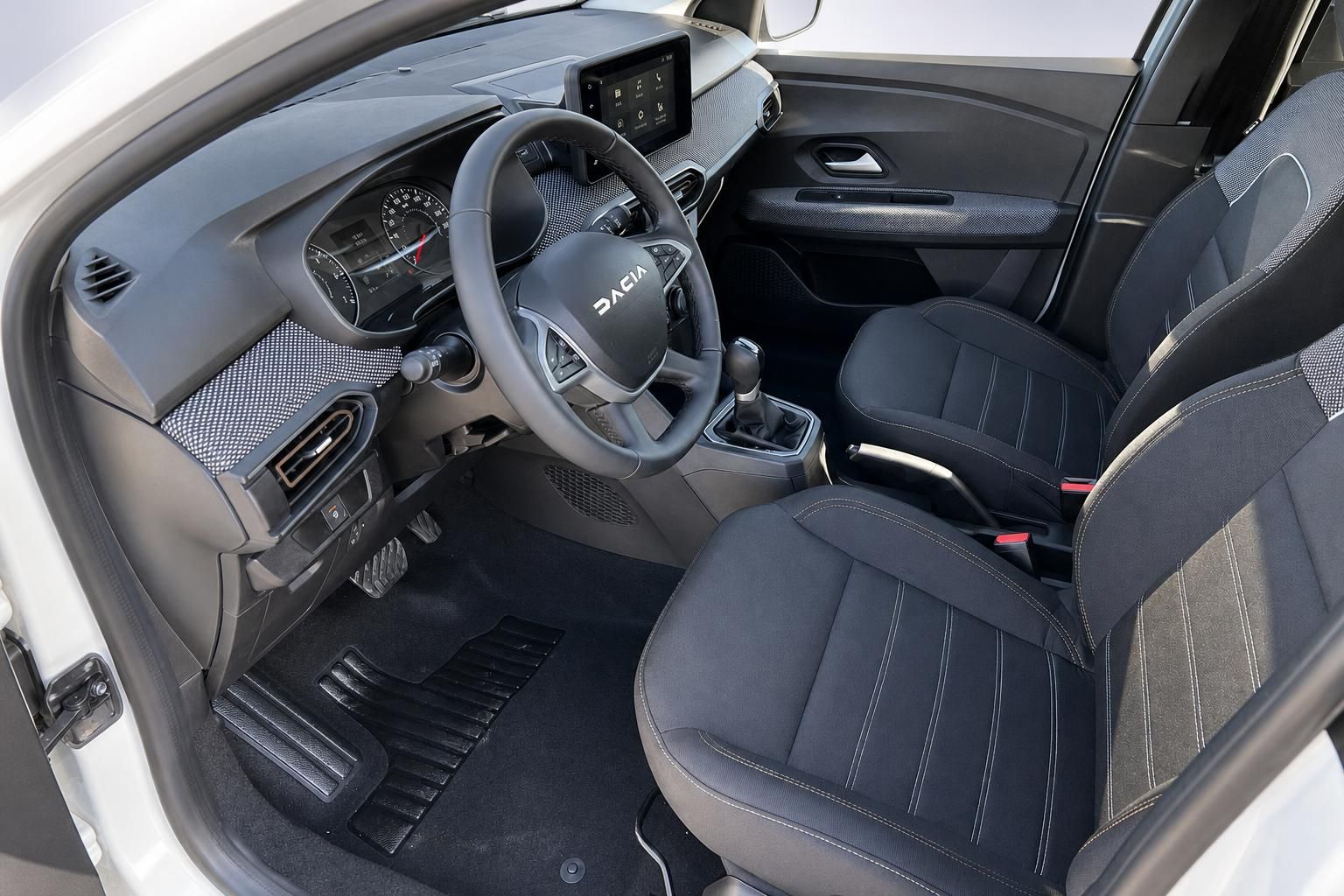 Dacia Sandero Stepway Innenraum Cockpit Lenkrad Sitze Armaturenbrett schwarz