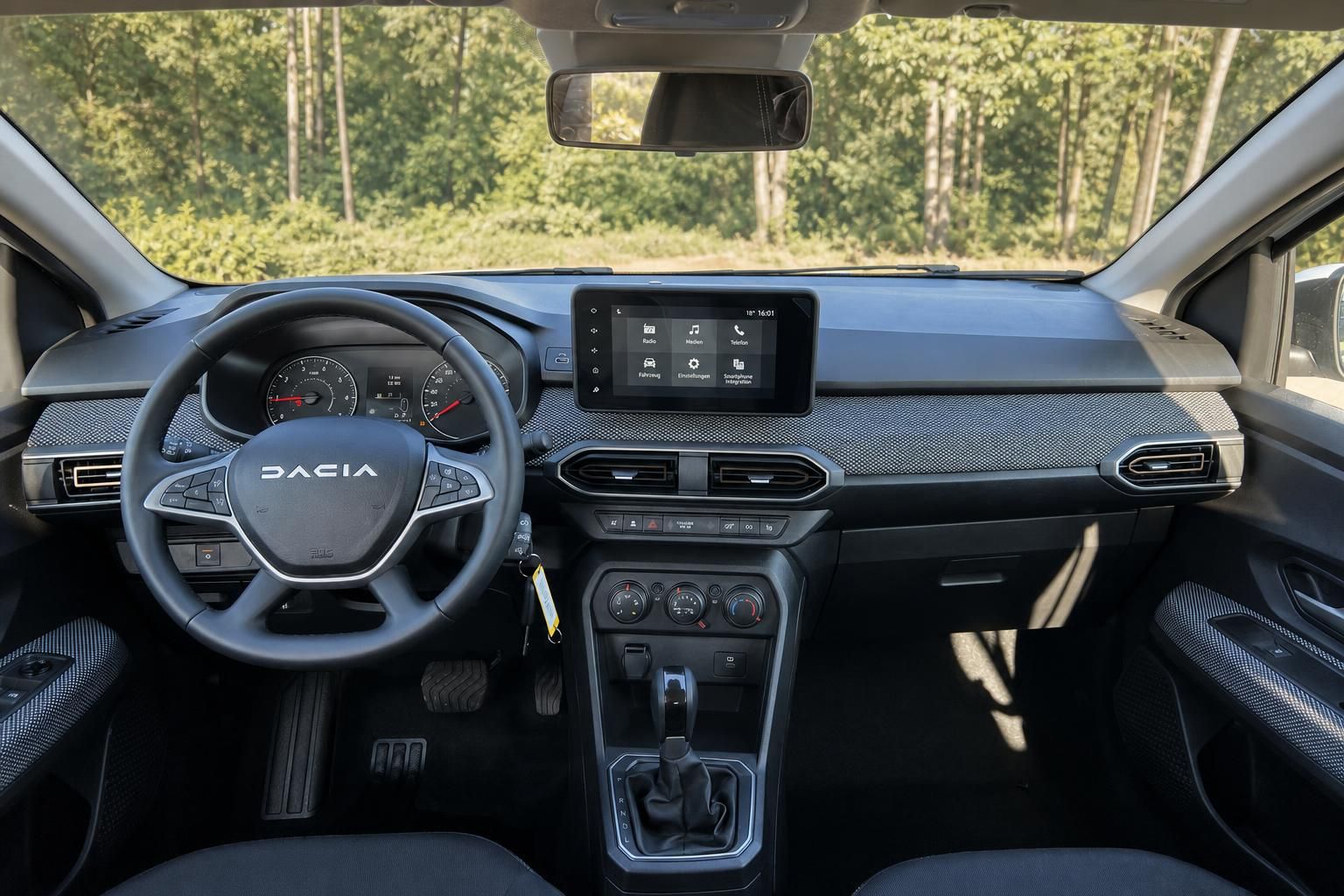 Dacia Sandero Stepway Armaturenbrett Cockpit Touchscreen Navigation Lenkrad