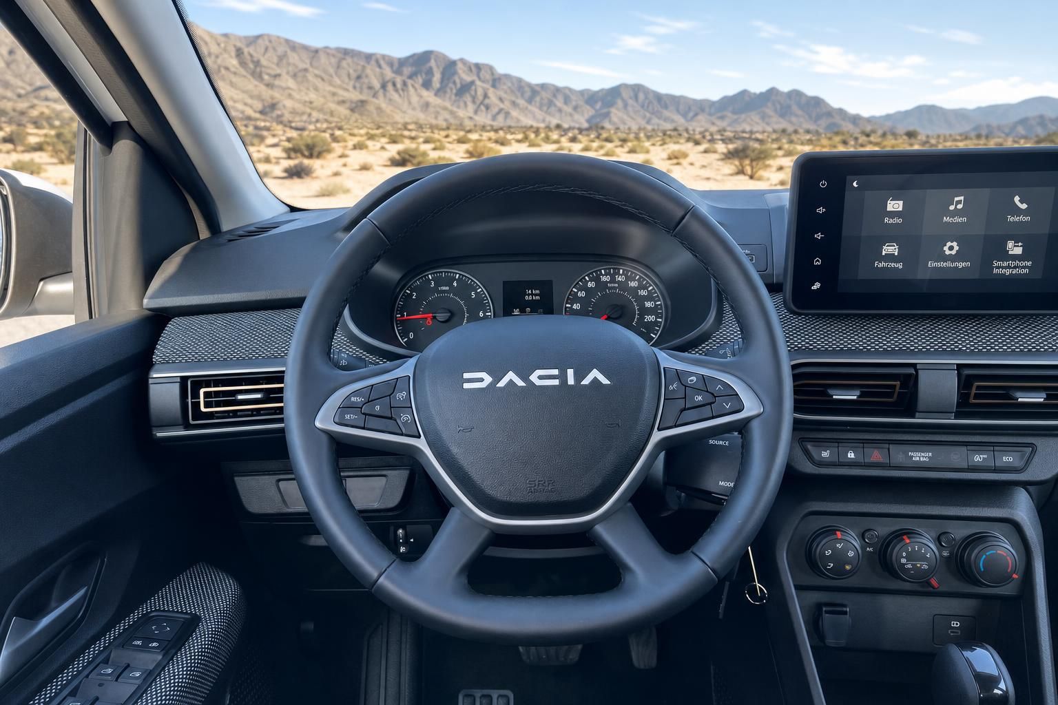 Dacia Innenraum mit Lenkrad, Armaturenbrett und Touchscreen-Infotainment vor Wüstenlandschaft