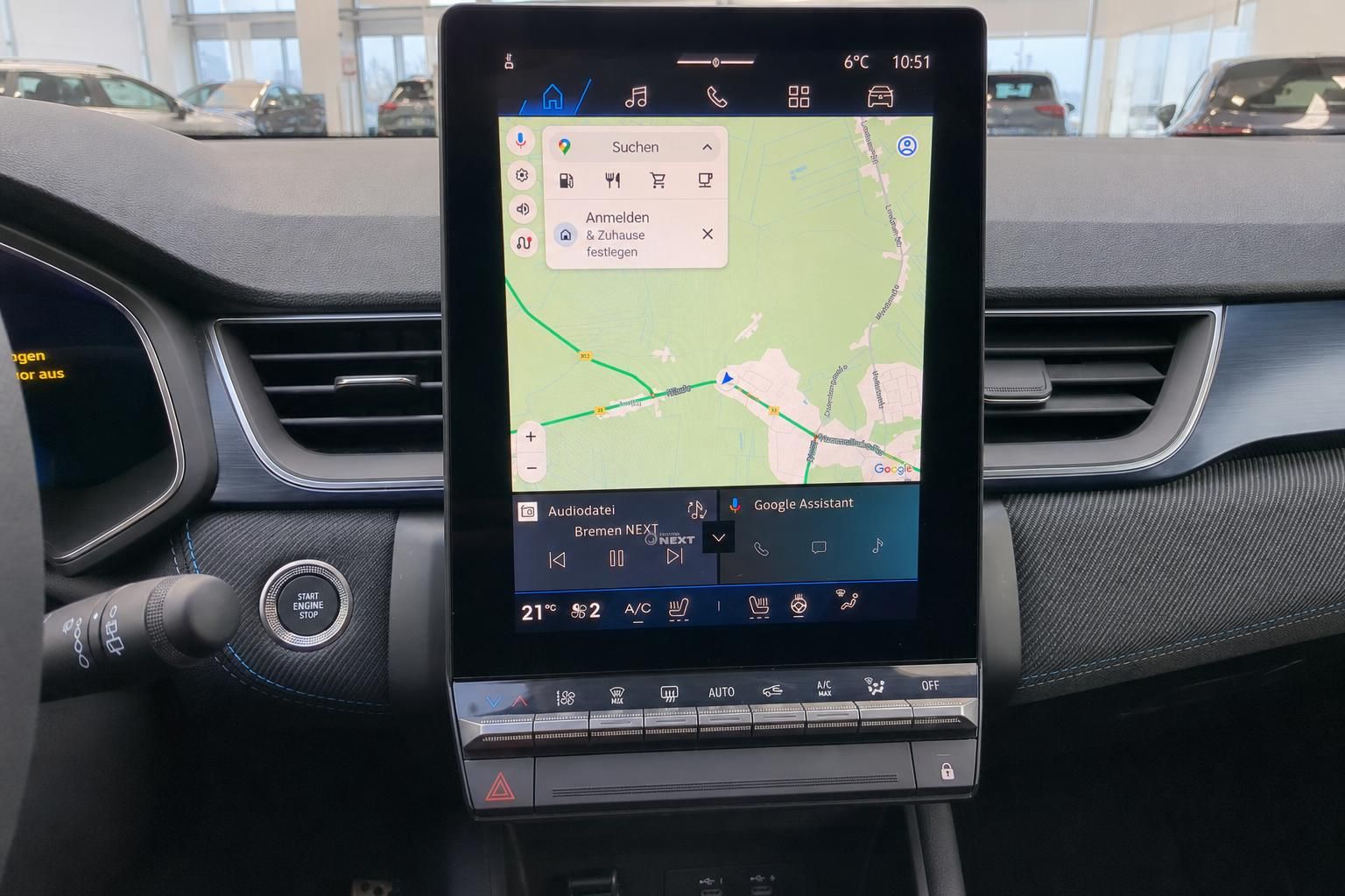 Modernes Fahrzeug-Infotainmentsystem mit Touchscreen, Navigation und Klimaanlage im Innenraum