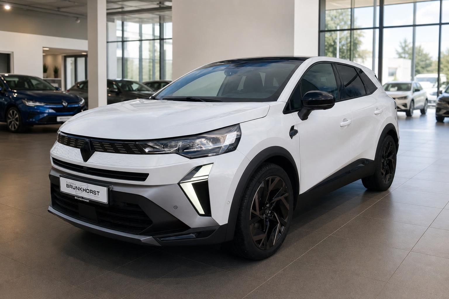 Weißer Renault SUV im Autohaus - moderne Elektrofahrzeug-Technologie mit schwarzen Akzenten