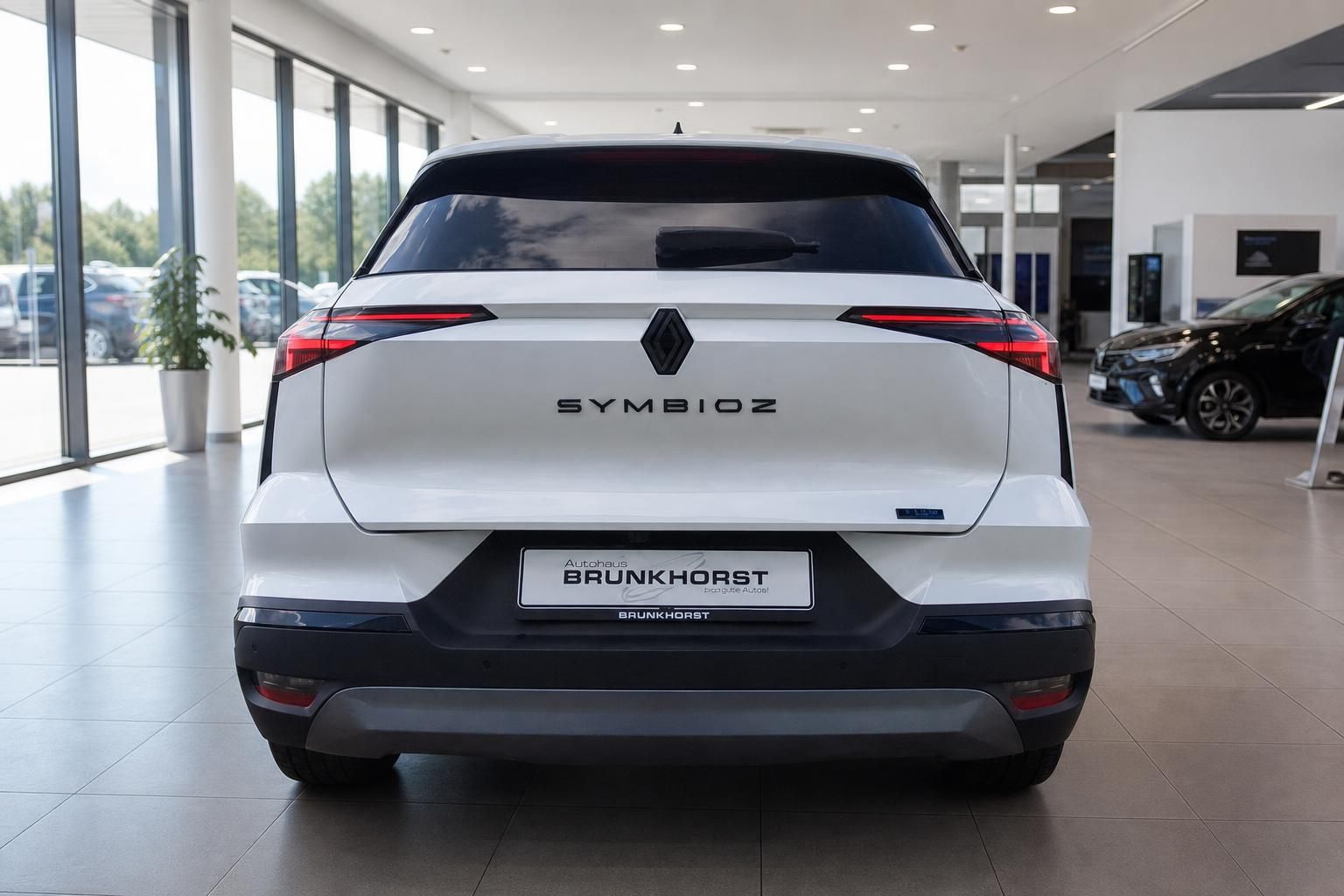 Renault Symbioz Heckansicht in Weiß - Elektro-SUV mit modernem Design im Autohaus