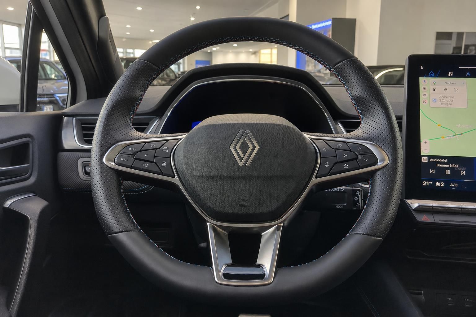 Renault Cockpit Innenraum mit Lenkrad und Navigationsdisplay im Autohaus Showroom