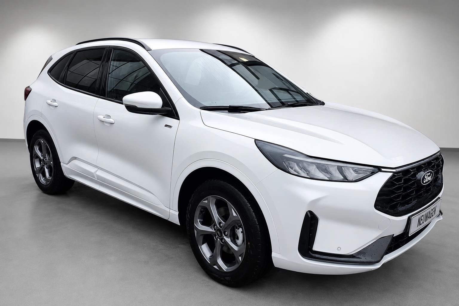 Ford Kuga in Weiß, Frontansicht schräg im Studio, Neuwagen