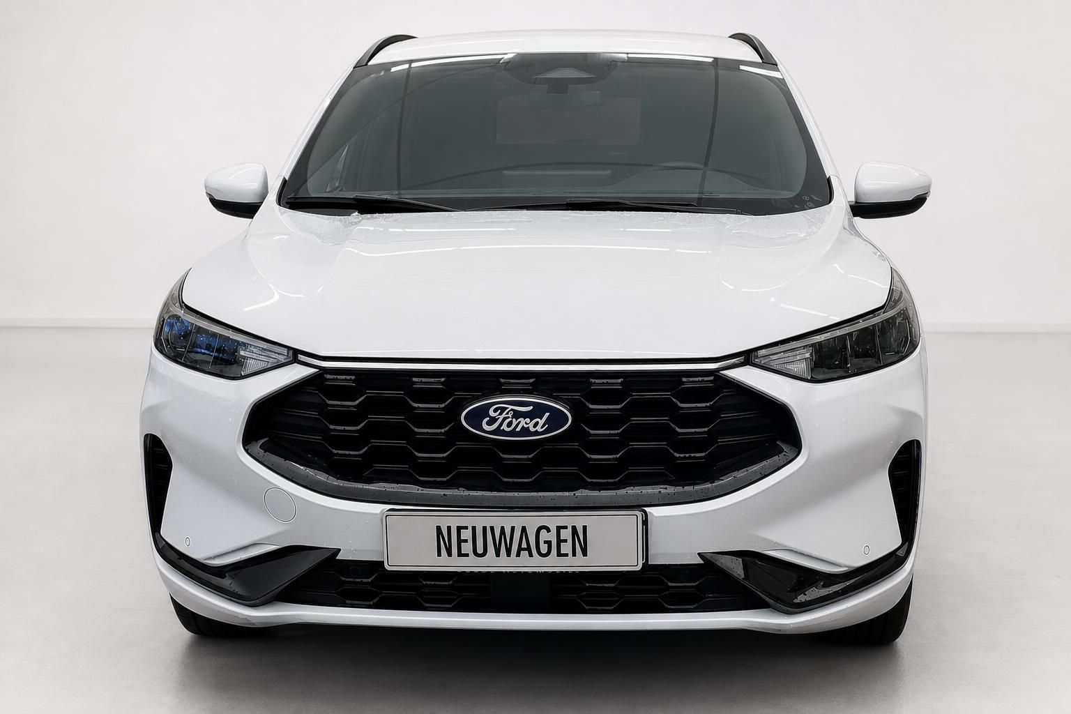 Ford SUV weiß Frontansicht mit Kühlergrill und Ford Logo im Studio