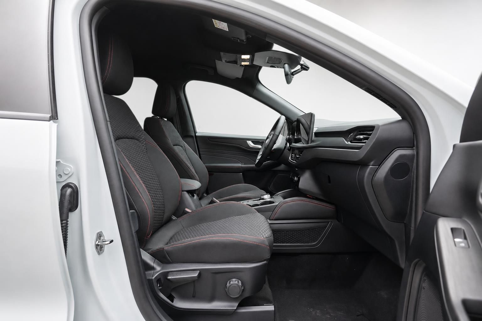 Ford Innenraum Vordersitze mit roten Ziernähten und Cockpit Ansicht