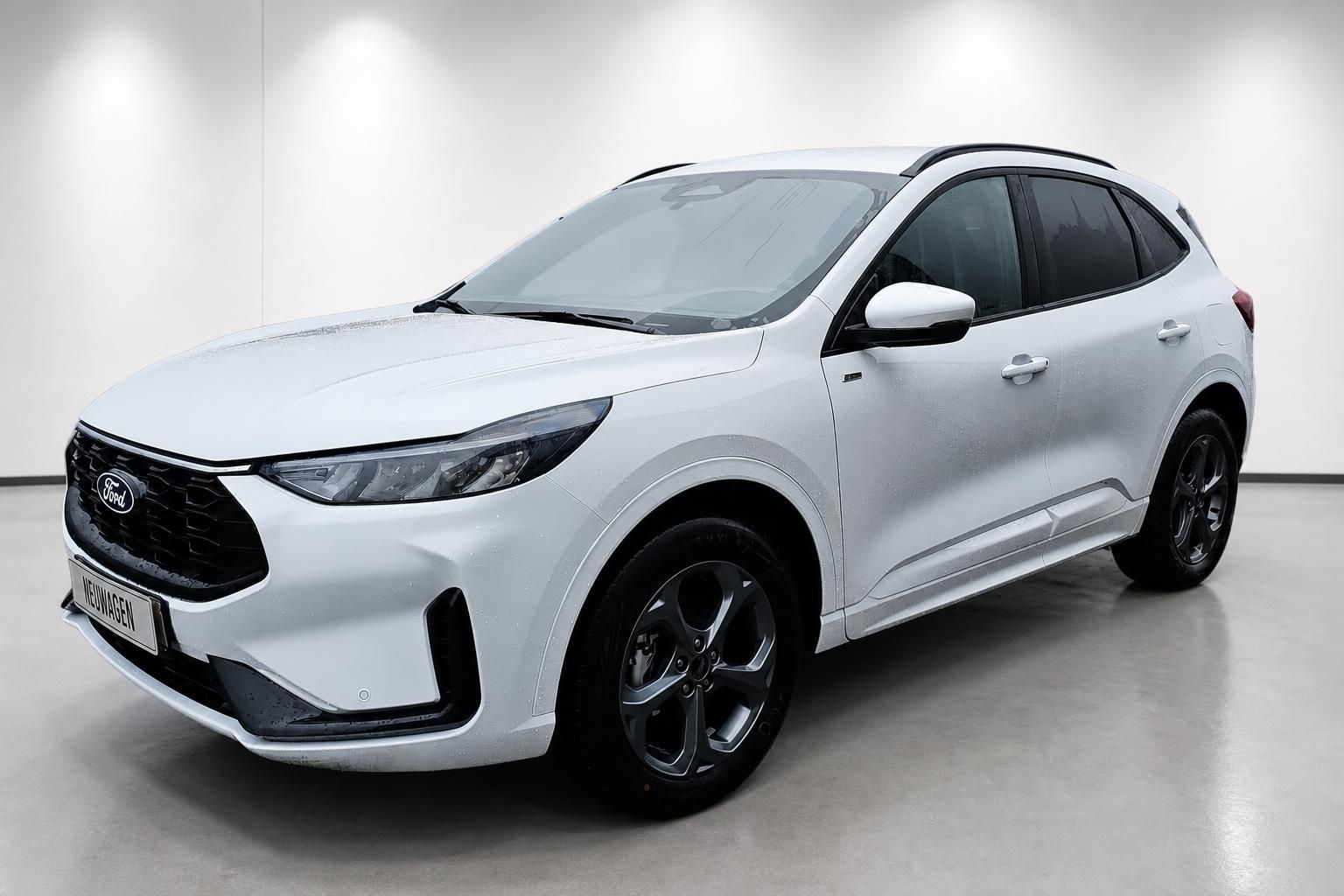 Ford Kuga weiß Neuwagen Seitenansicht schräg vorne im Studio