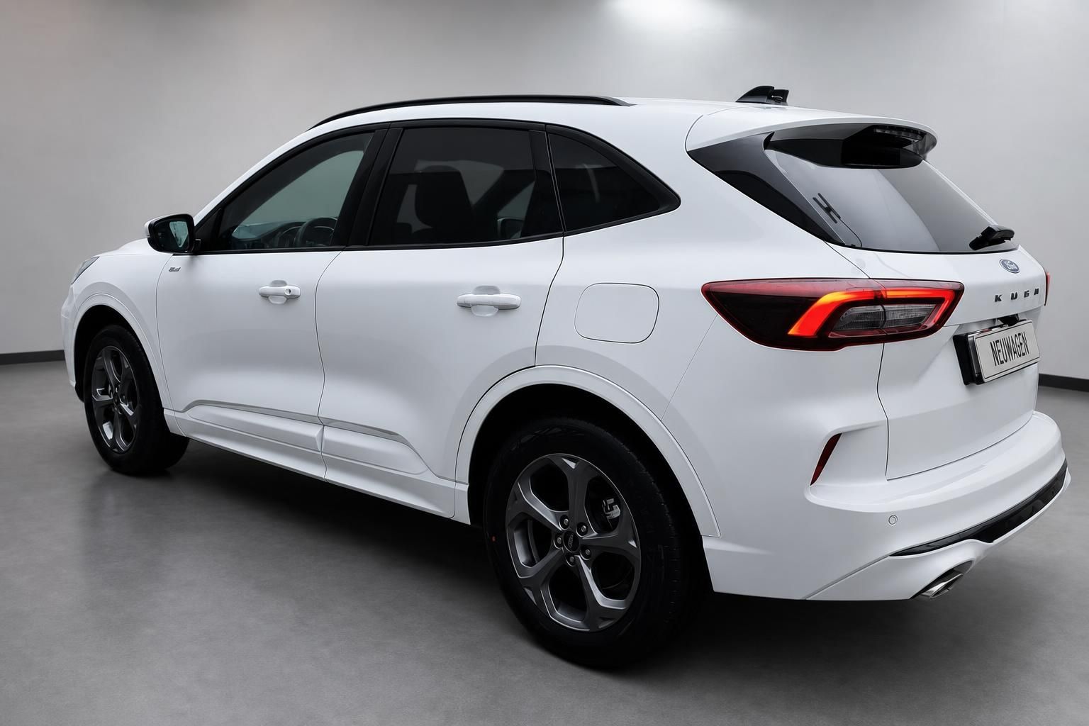 Ford Kuga weiß Neuwagen Heckansicht schräg mit Rückleuchten