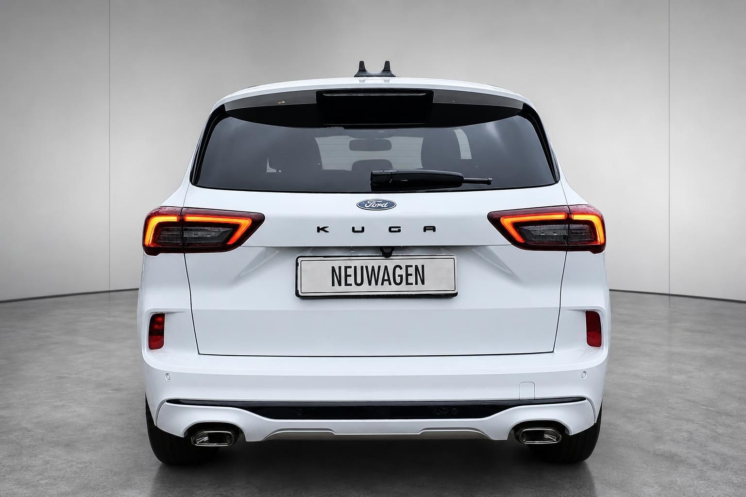 Ford Kuga weiß Neuwagen Heckansicht mit LED-Rückleuchten und Doppelauspuff