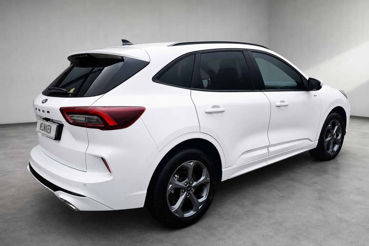 Ford Kuga Weiß, Heckansicht schräg mit Alufelgen, Neuwagen