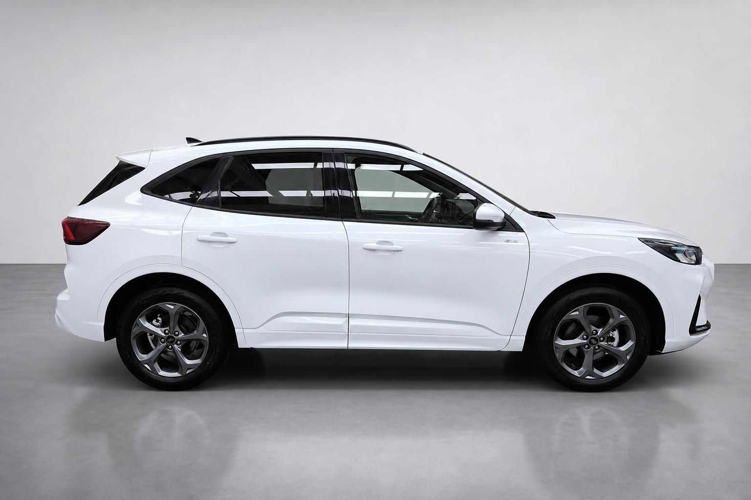 Ford Kuga in Weiß, Seitenansicht im Fotostudio, Neuwagen