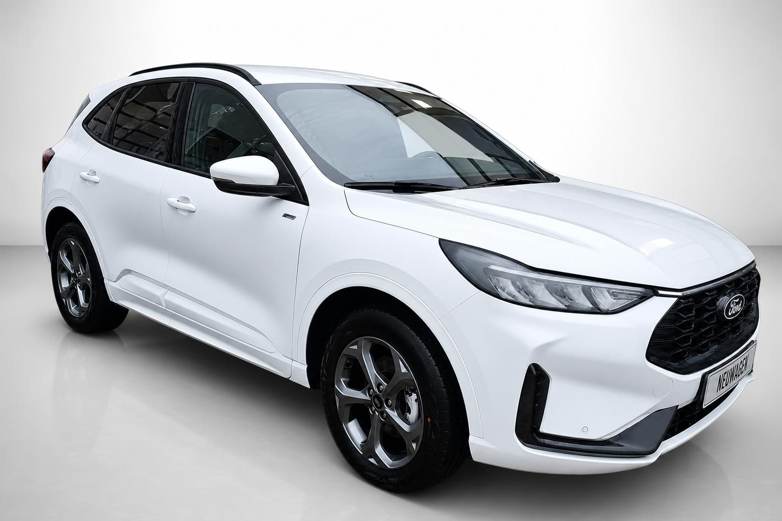 Ford Kuga in Weiß, Frontansicht schräg, Neuwagen im Studio