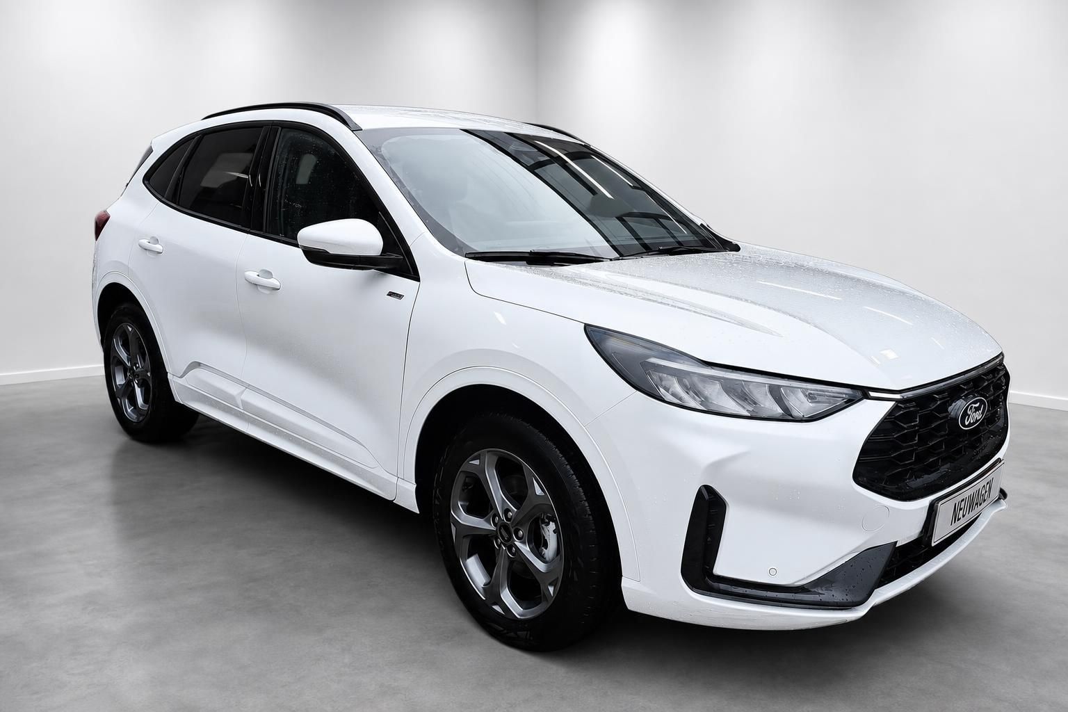 Ford Kuga Weiß, Frontansicht schräg, Neuwagen mit Ford Logo