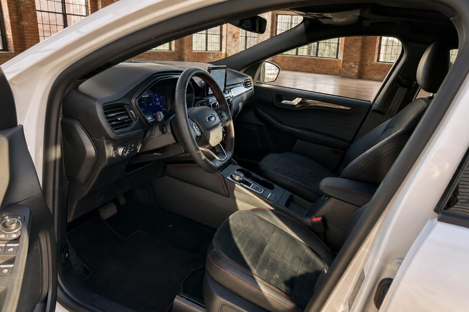 Ford Kuga Innenraum mit Lederausstattung und Cockpit
