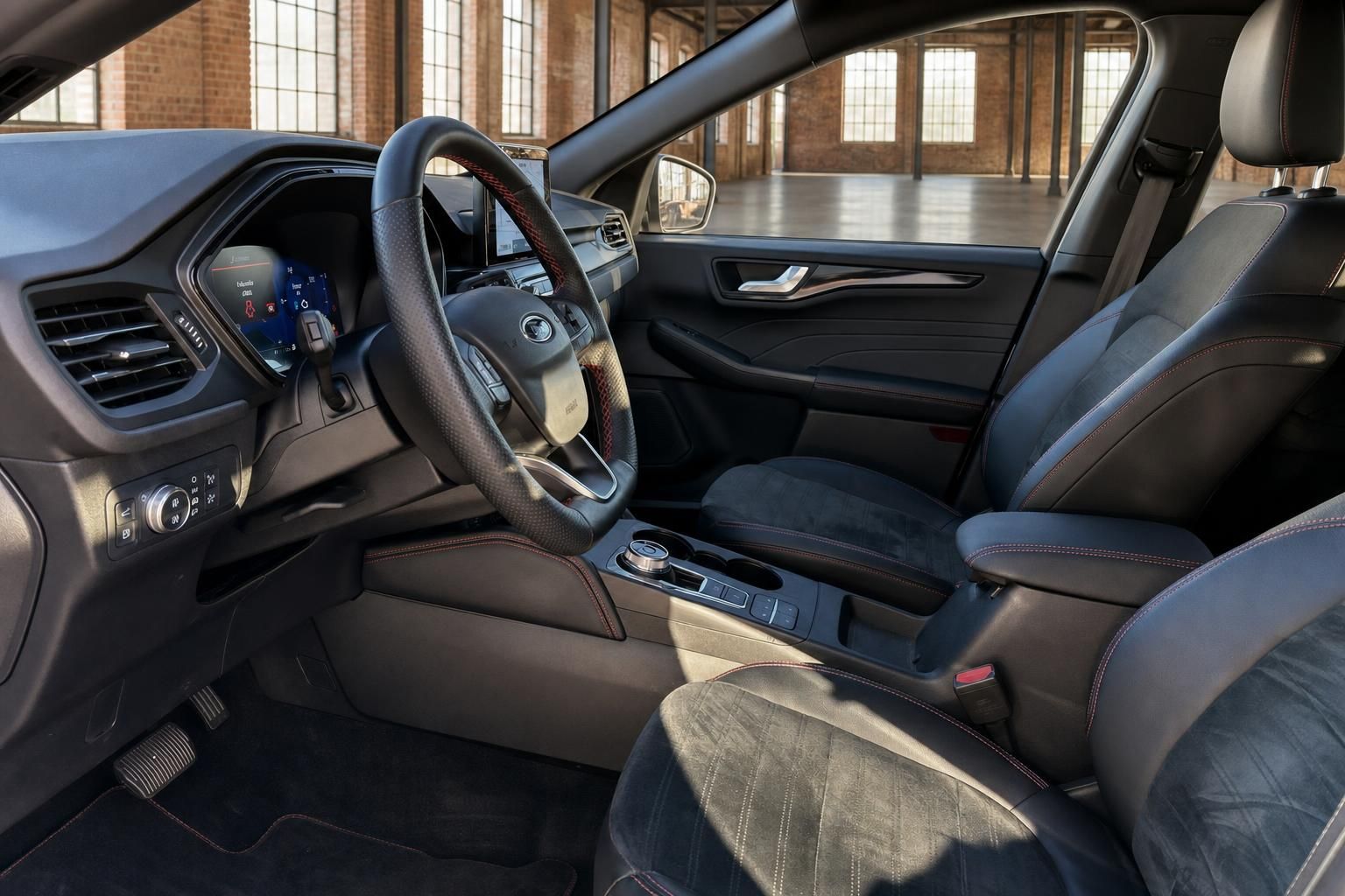 Ford Innenraum Vordersitze mit Ledersitzen und Cockpit Detailansicht