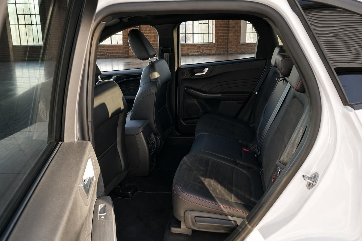Ford Fondsitze mit geoeffneter Tuer und Lederausstattung im Detail