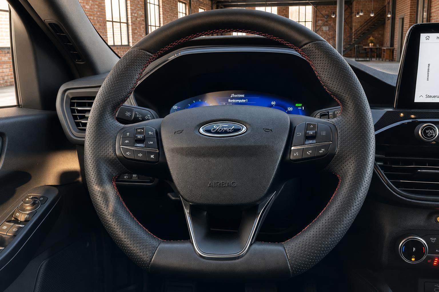 Ford Lenkrad mit Bedienelementen und digitalem Kombiinstrument