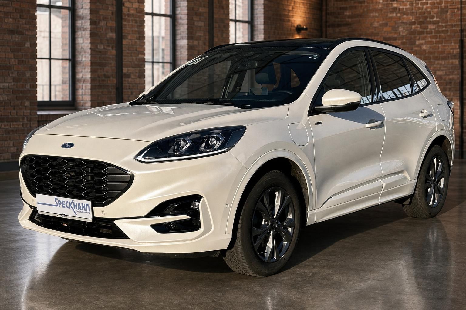 Ford Kuga weiß Frontansicht schräg, SUV mit schwarzem Kühlergrill