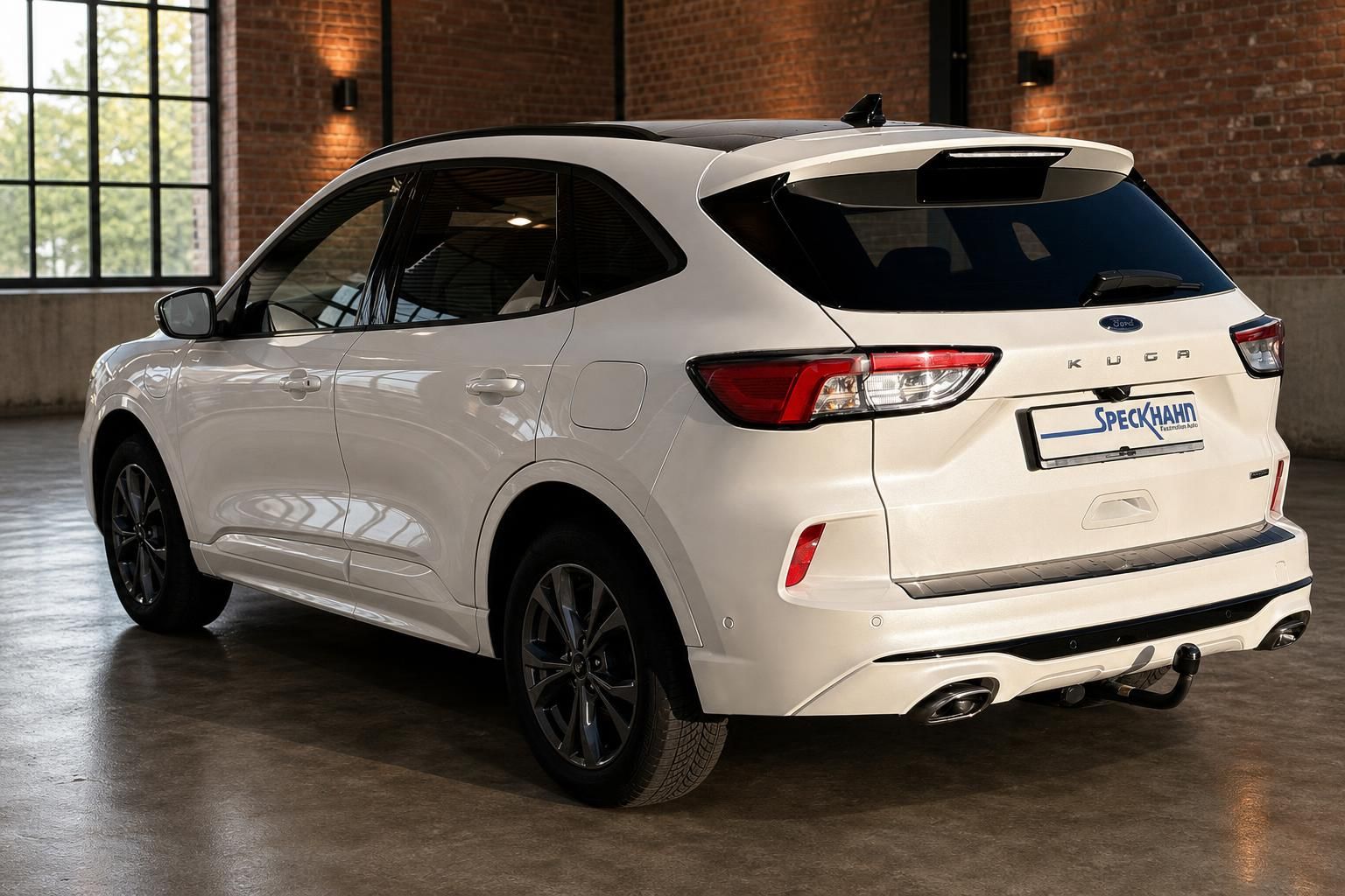 Ford Kuga weiß Heckansicht mit Panoramadach in Industriehalle