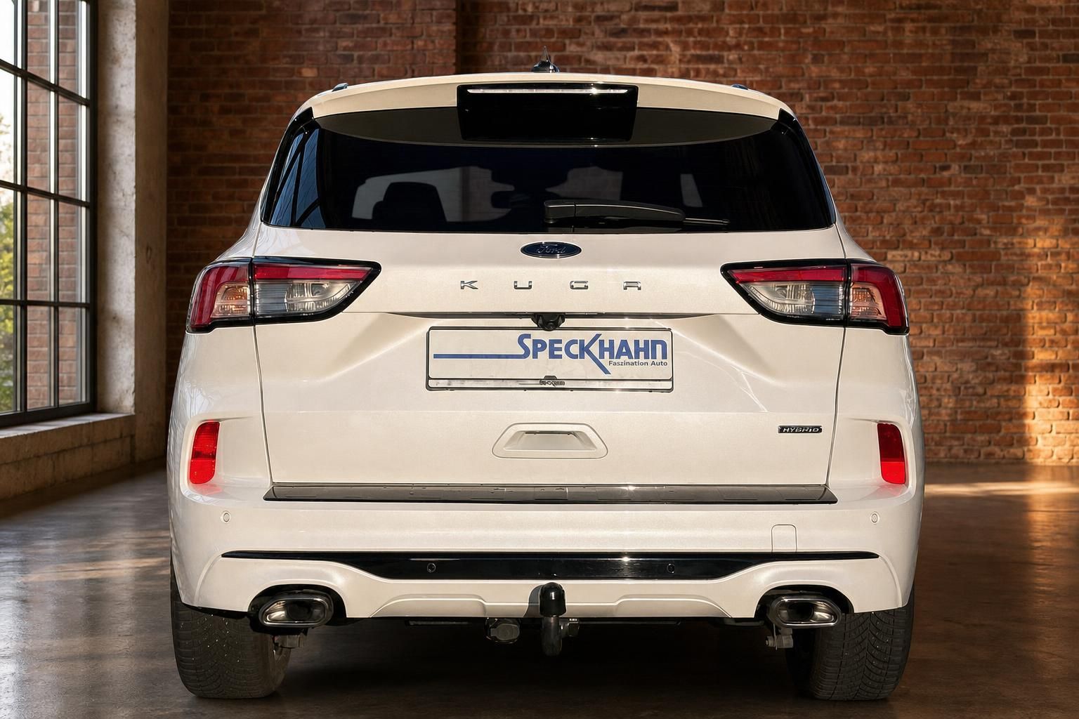 Ford Kuga Hybrid weiß Heckansicht frontal mit Anhängerkupplung