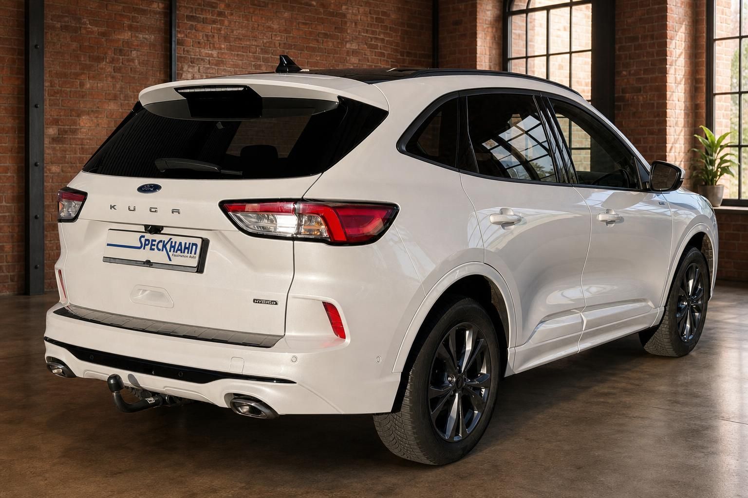 Ford Kuga Hybrid weiß Heck seitlich, SUV mit Panoramadach
