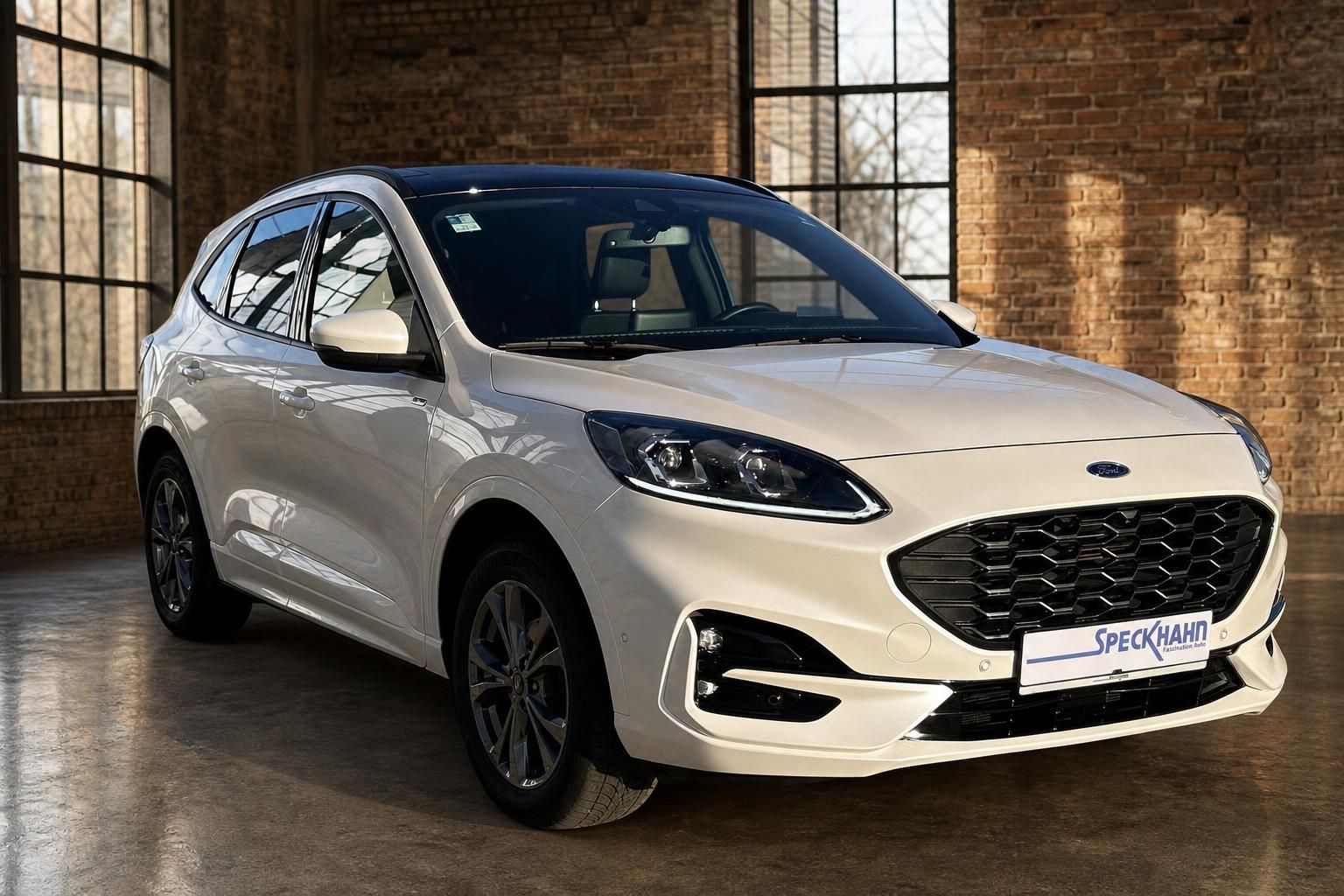 Ford Kuga weiß Frontansicht seitlich, moderner SUV in Halle
