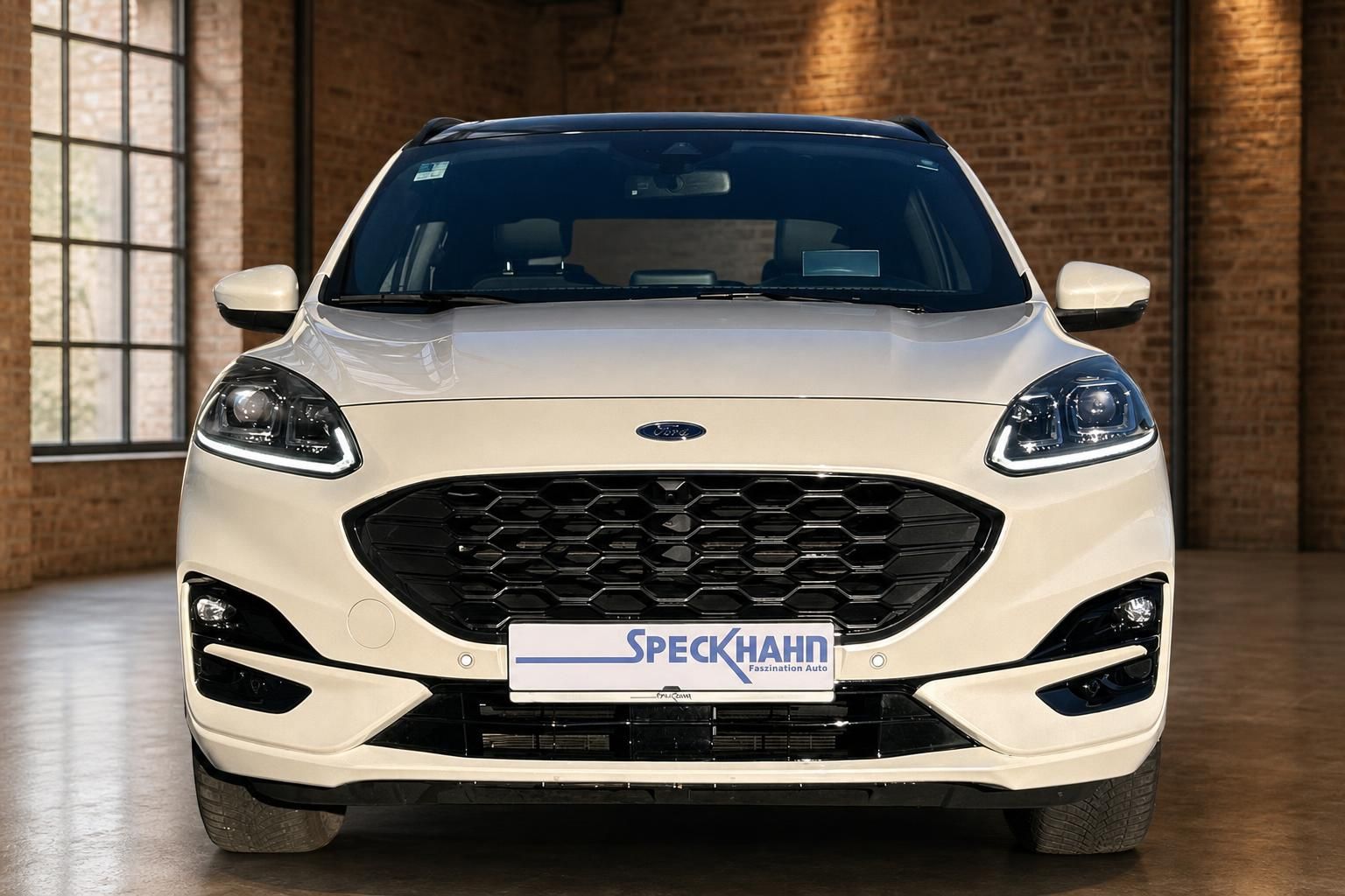 Ford Kuga weiß, Frontansicht mit Kühlergrill und LED-Scheinwerfern