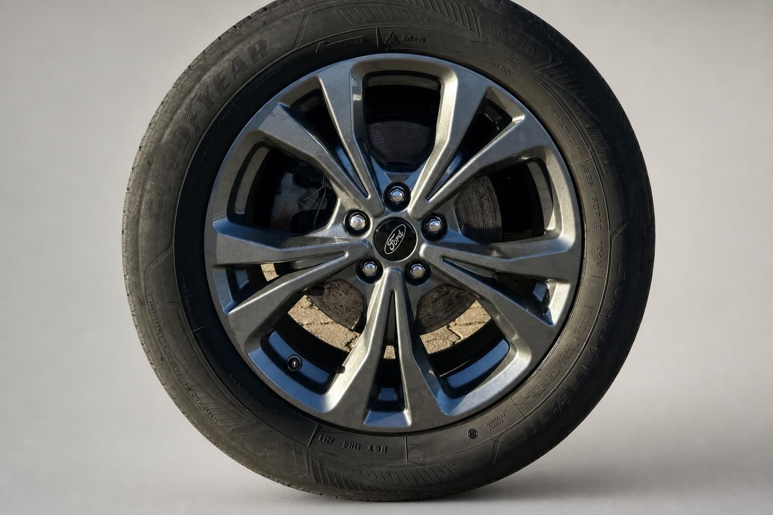 Ford Leichtmetallfelge mit Goodyear Reifen im Detail