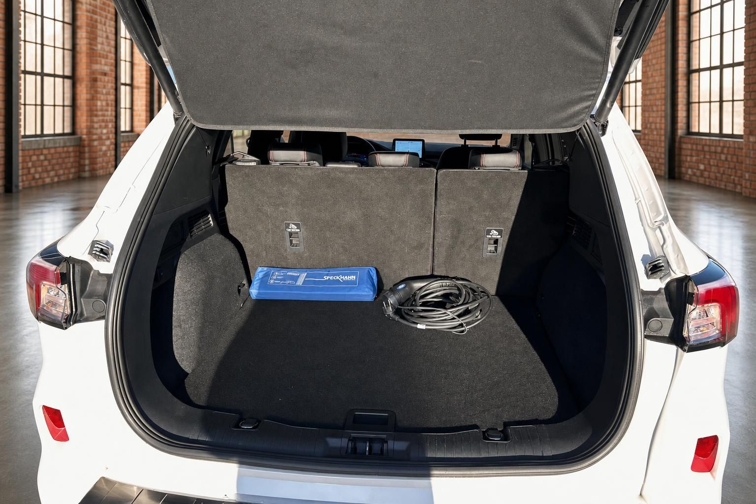 Ford Kuga Kofferraum mit Ladekabel und Zubehör