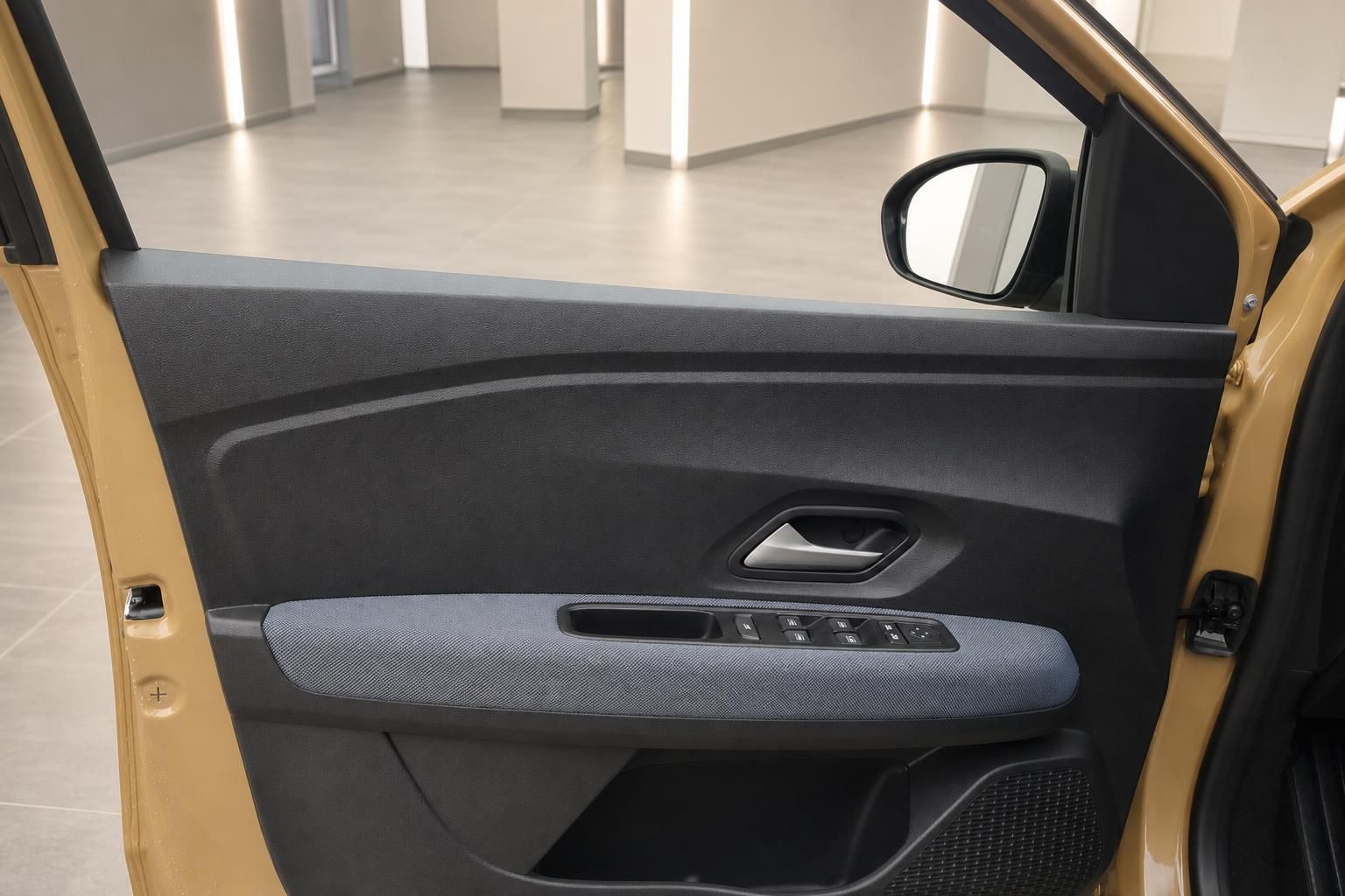 Türverkleidung mit Fensterheber und Außenspiegel im Dacia Innenraum