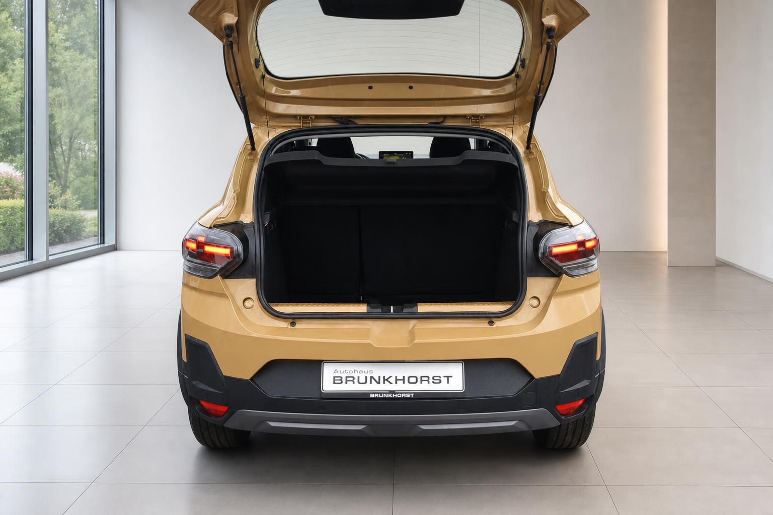 Gelbes SUV mit geoeffneter Heckklappe und leerem Kofferraum in Ausstellung