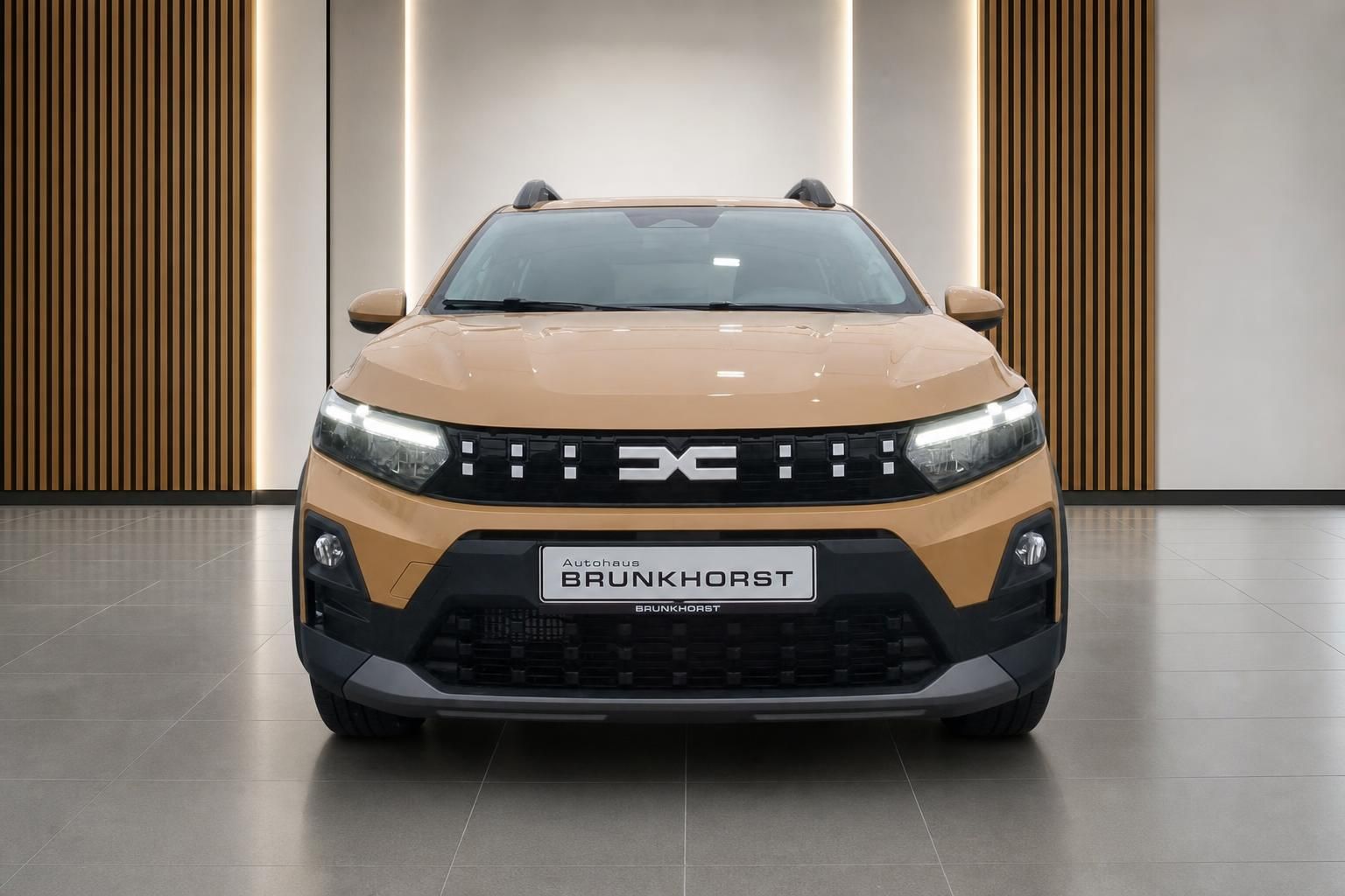 Dacia Sandero Stepway in Beige, direkte Frontansicht in Ausstellung