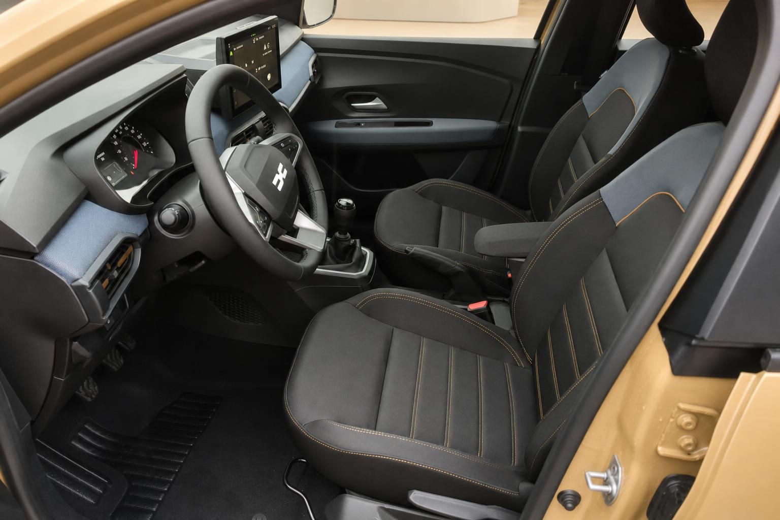 Innenraum Dacia Sandero mit schwarzen Sitzen und Lenkrad, Vorderansicht