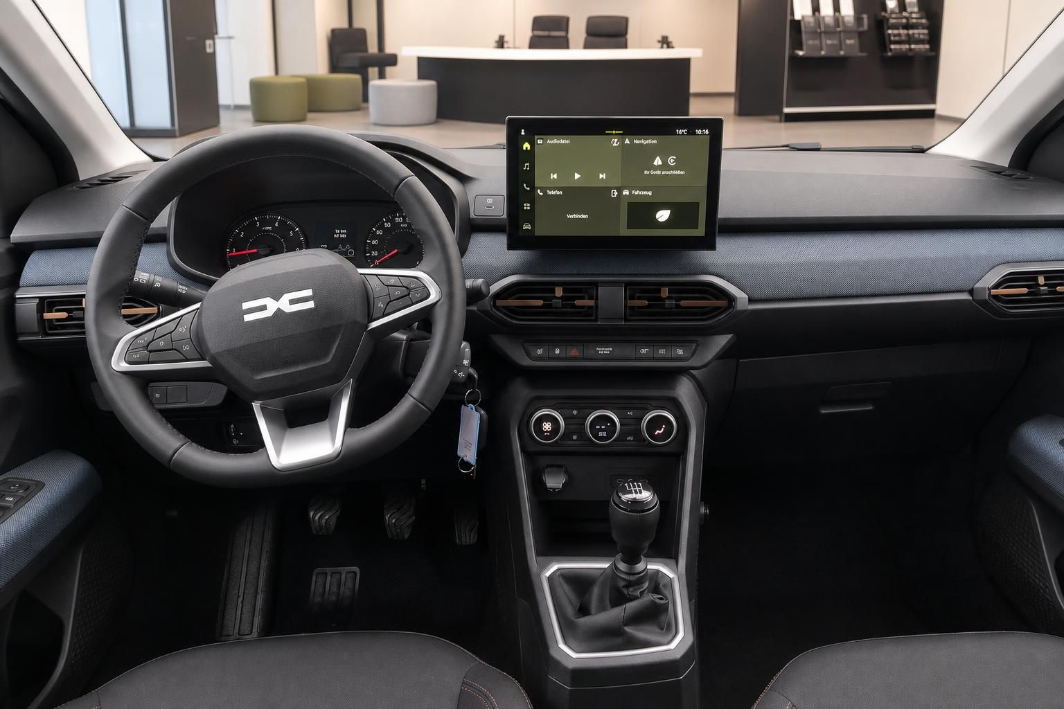 Cockpit Dacia mit Lenkrad, Touchscreen und Schaltung im Detail