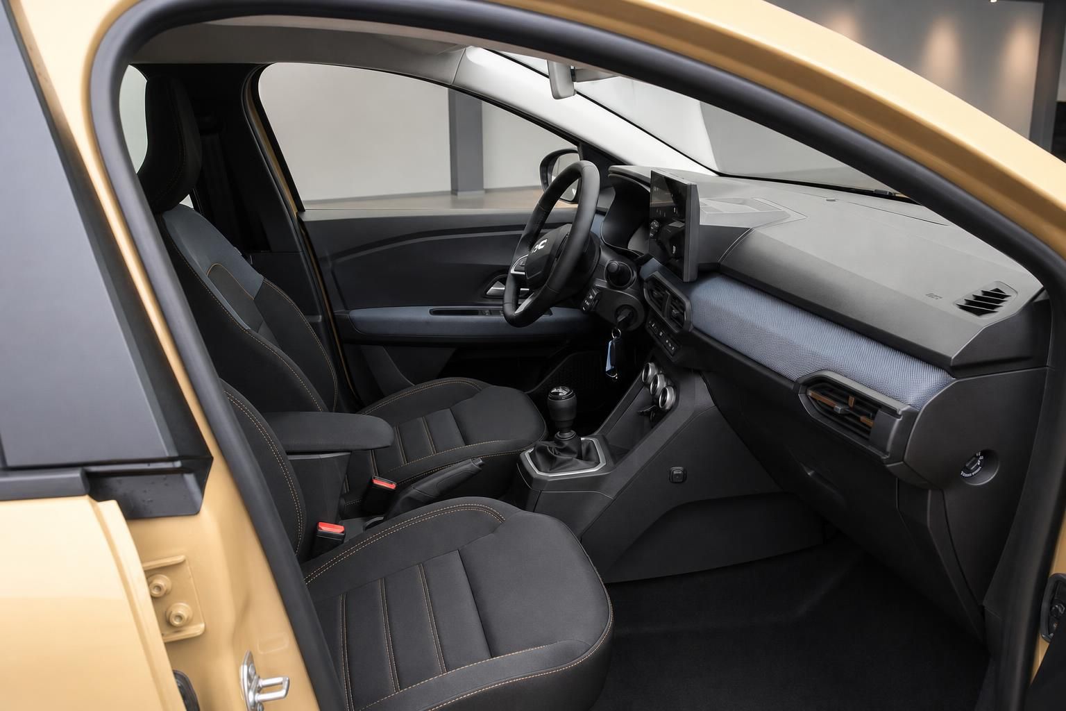 Dacia Interieur Blick auf Vordersitze, Lenkrad und Armaturenbrett