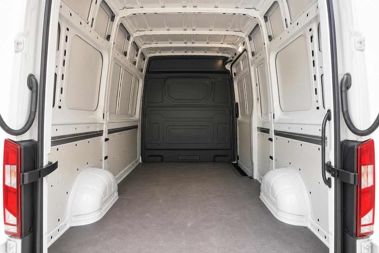 VW Crafter Laderaum leer von innen mit Radkästen und Rückleuchten