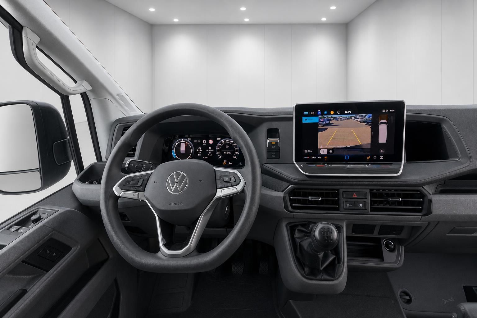 Cockpit mit Lenkrad und Multimedia-Display eines VW Nutzfahrzeugs