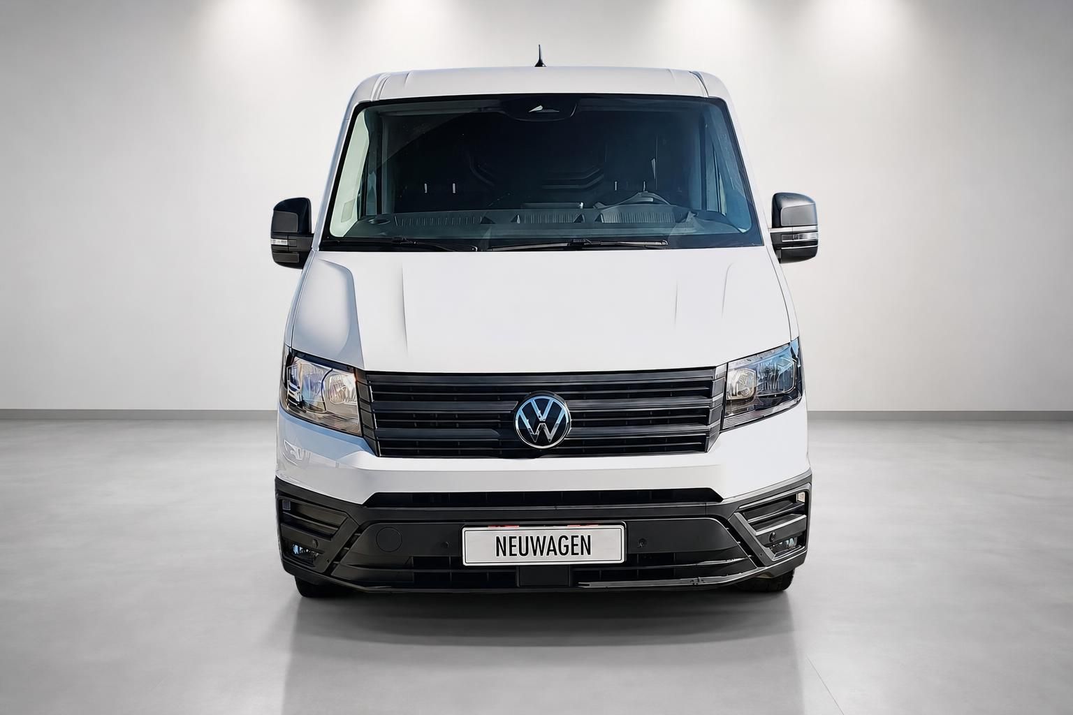VW Crafter Transporter weiß Frontansicht direkt im Studio