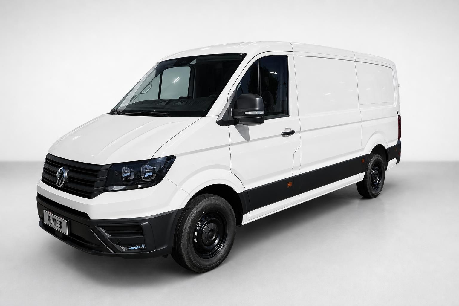 VW Crafter Transporter weiß schräge Frontansicht Studio